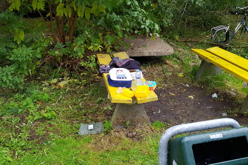 Zoektocht na gevonden kleding op bankje