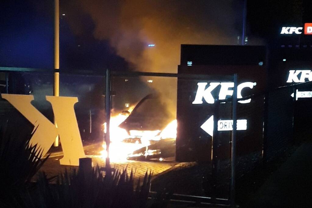 Auto gaat in vlammen op bij KFC drive langs snelweg