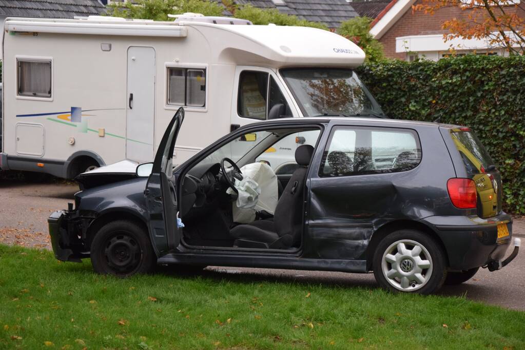 Auto knalt op boom bij ongeval