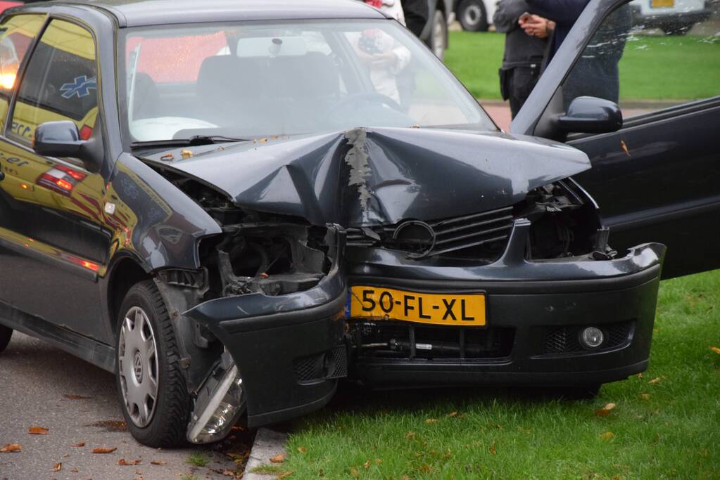 Auto knalt op boom bij ongeval