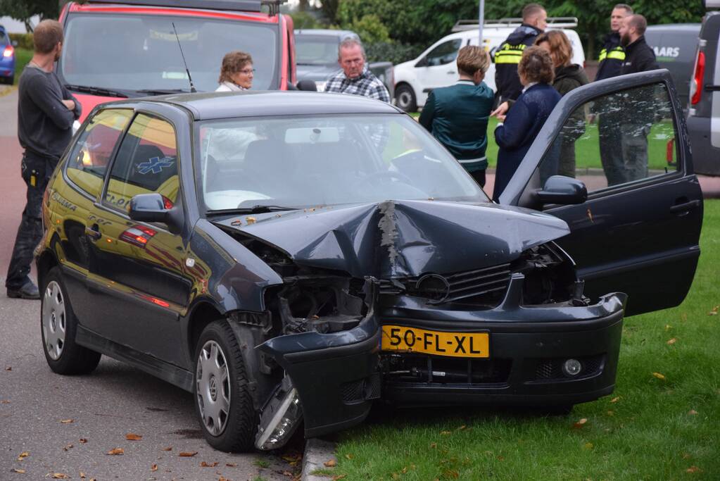 Auto knalt op boom bij ongeval