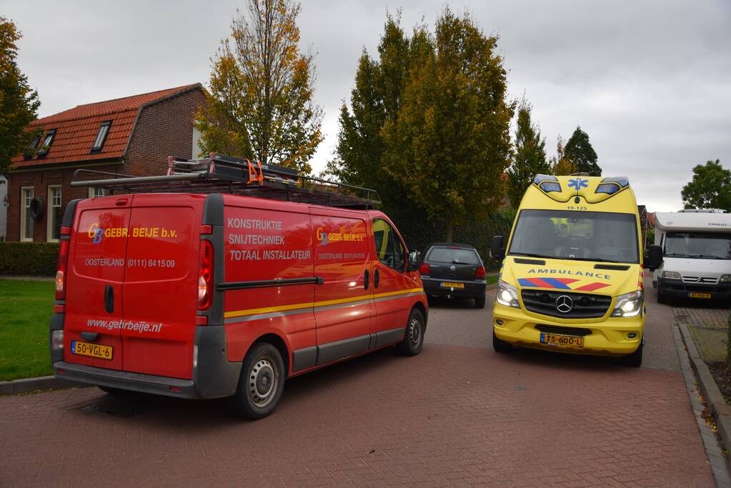 Auto knalt op boom bij ongeval