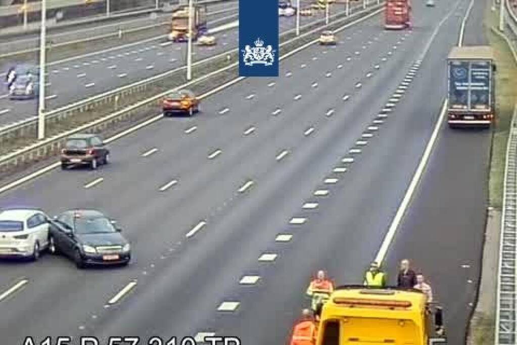Rijstroken snelweg afgesloten door dwarsligger