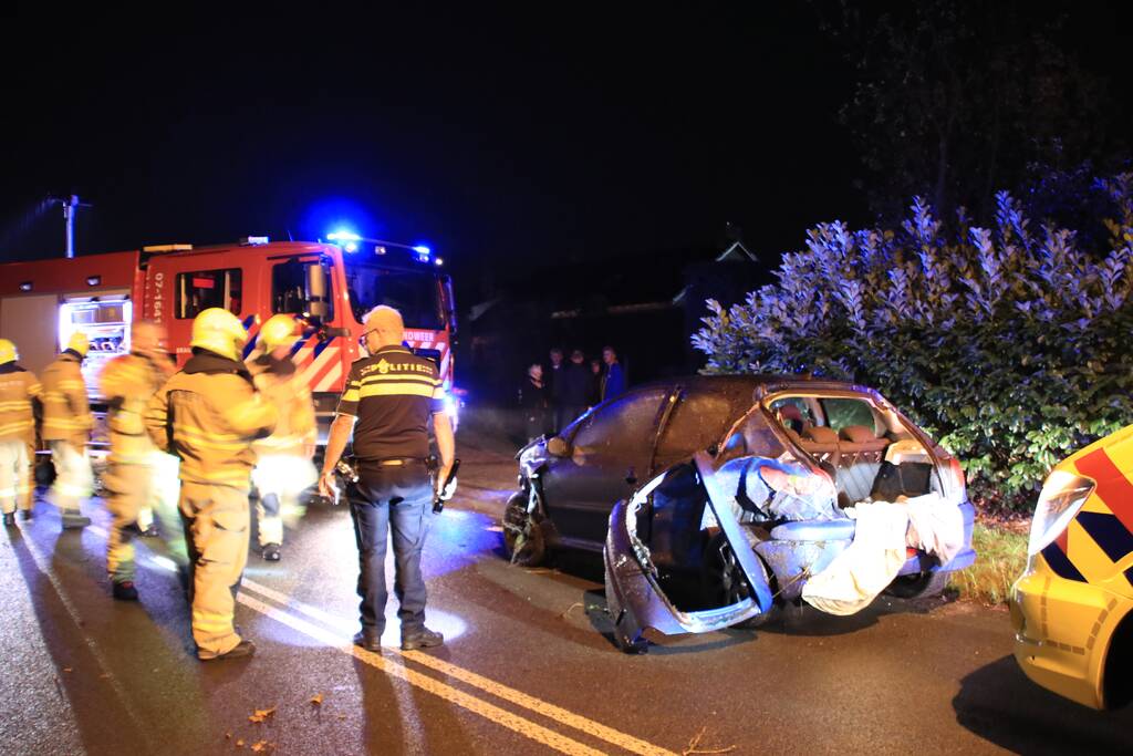 Twee auto's botsen frontaal