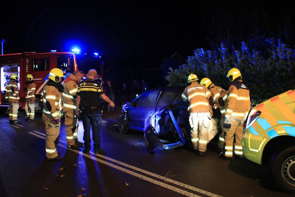 Twee auto's botsen frontaal