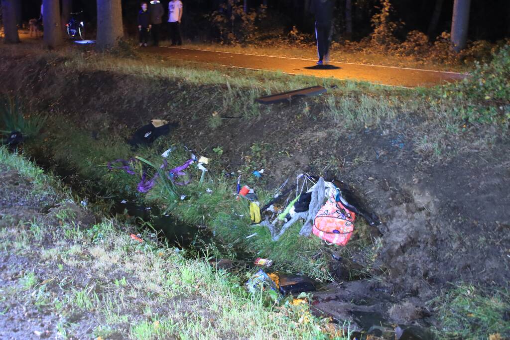 Twee auto's botsen frontaal