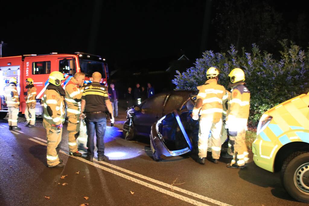 Twee auto's botsen frontaal