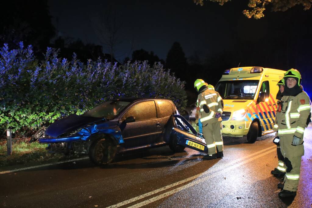 Twee auto's botsen frontaal