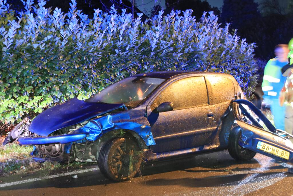 Twee auto's botsen frontaal