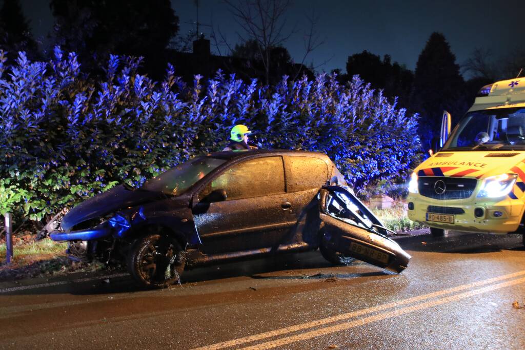 Twee auto's botsen frontaal