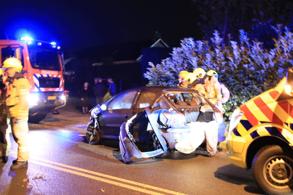 Twee auto's botsen frontaal