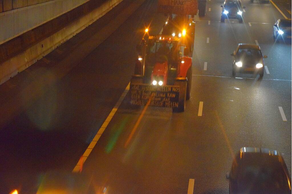 Eerste boeren over rijksweg A4 naar Den Haag
