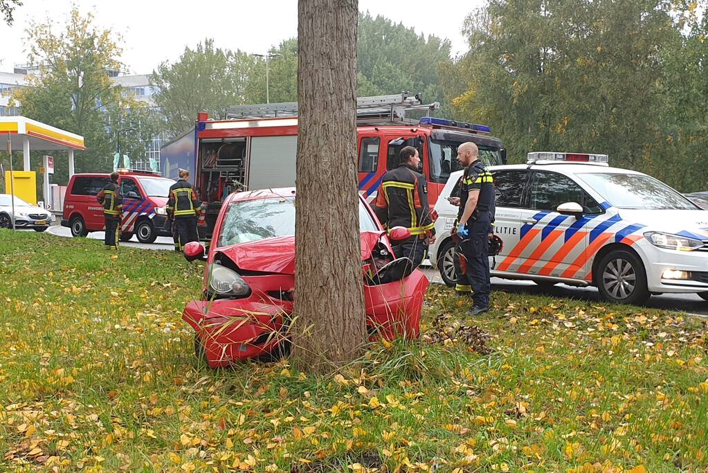 Auto vliegt uit de bocht belandt tegen boom