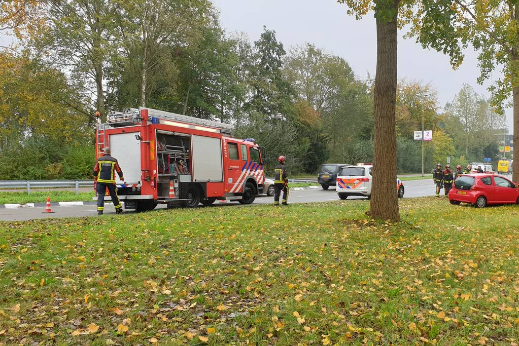 Auto vliegt uit de bocht belandt tegen boom