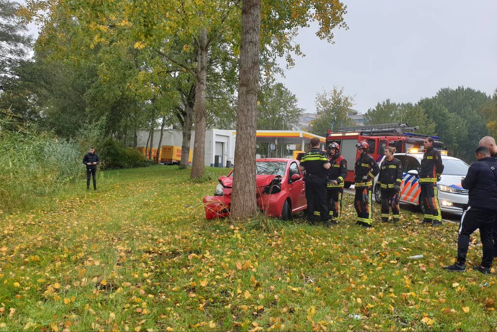 Auto vliegt uit de bocht belandt tegen boom