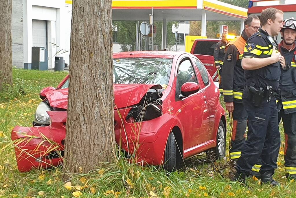 Auto vliegt uit de bocht belandt tegen boom
