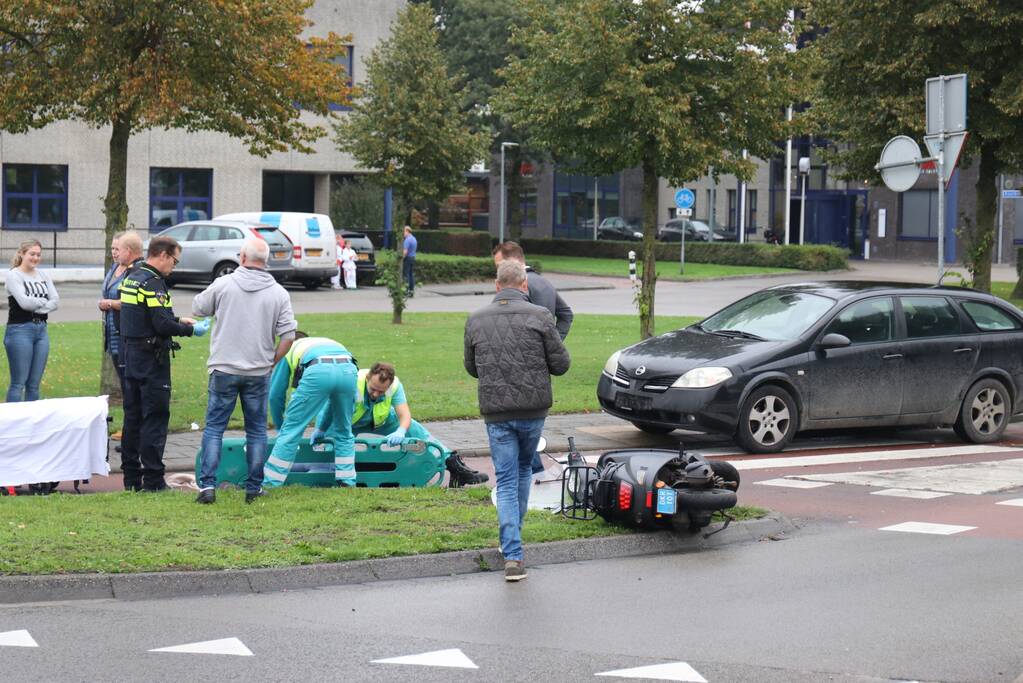 Scooterrijdster aangereden op rotonde