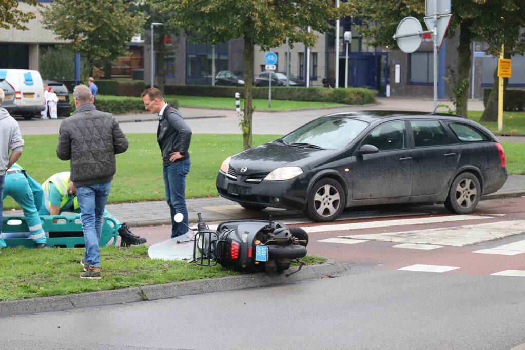 Scooterrijdster aangereden op rotonde