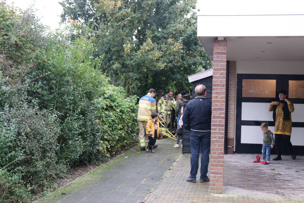 Jongen vast met been in boom