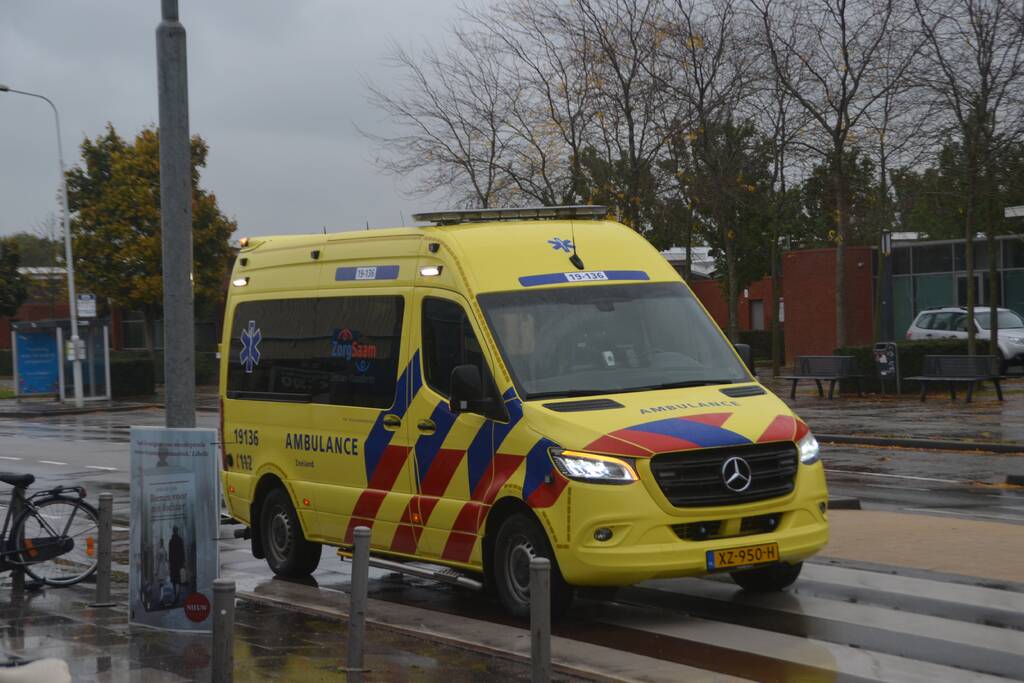 Vrouw op fiets aangereden door auto