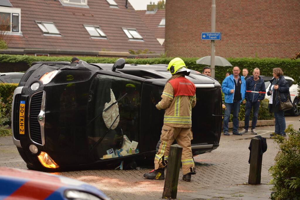Auto belandt op zijn kant in Zuidpolder