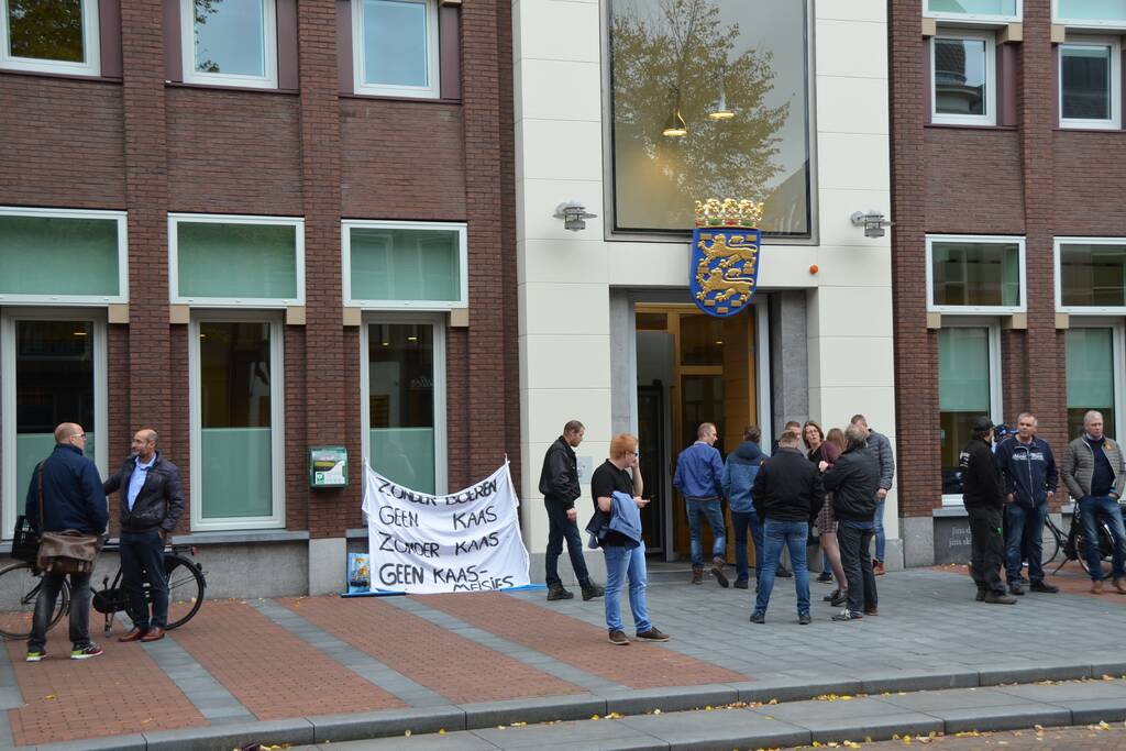 Honderden boeren bij spoeddebat in Provinciehuis