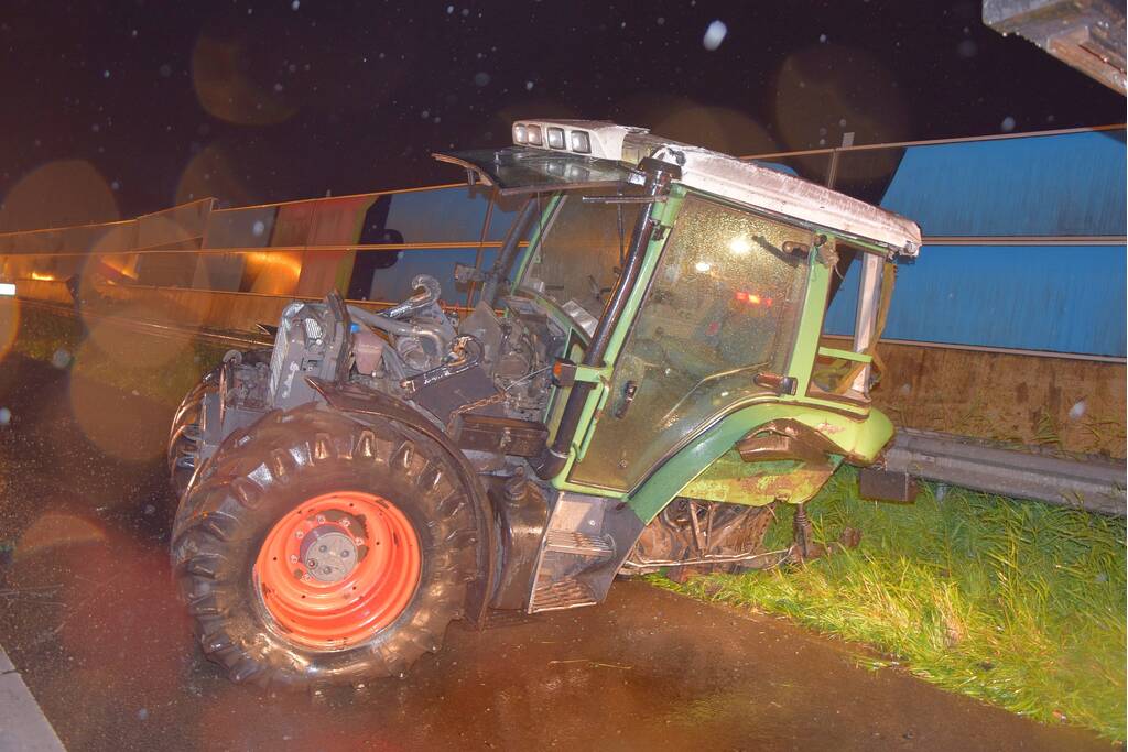 Tractor op zijn kant na aanrijding