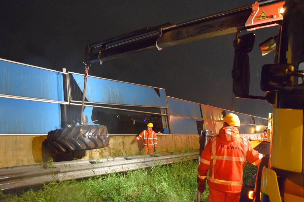 Tractor op zijn kant na aanrijding