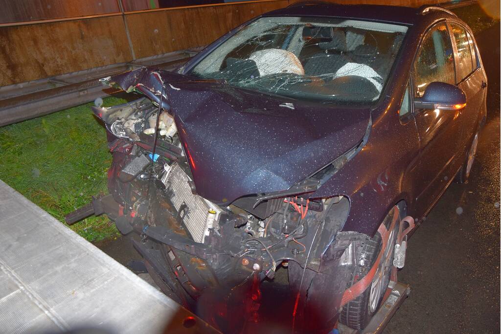 Tractor op zijn kant na aanrijding