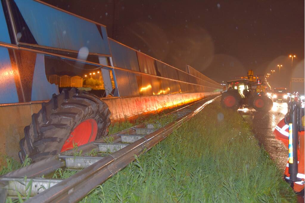 Tractor op zijn kant na aanrijding