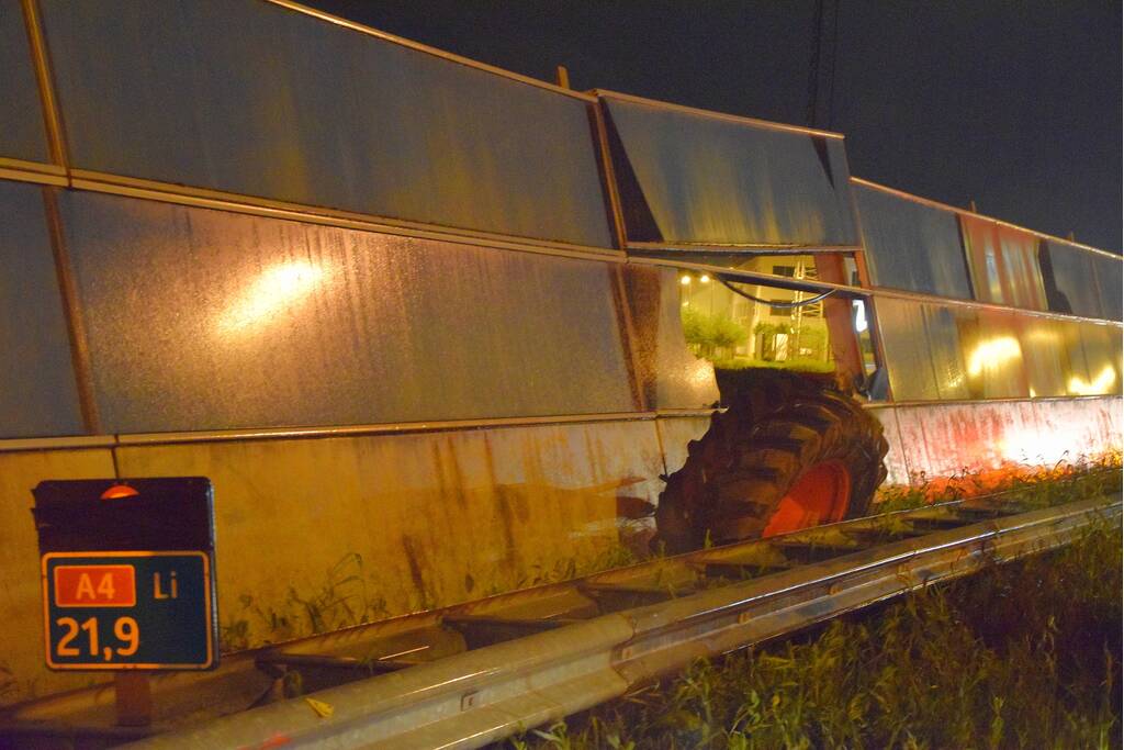 Tractor op zijn kant na aanrijding