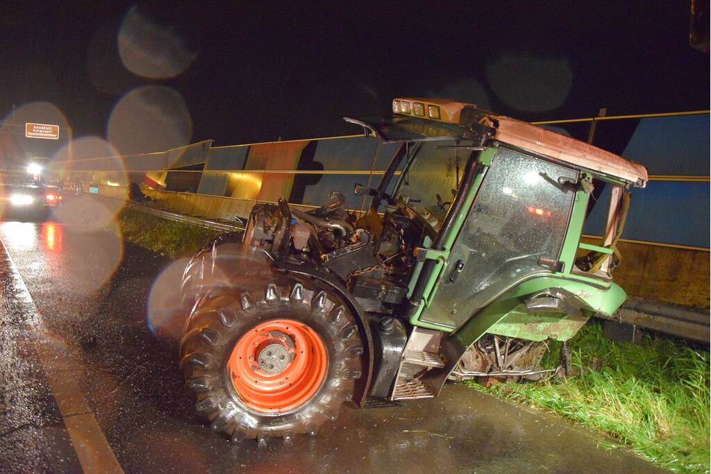 Tractor op zijn kant na aanrijding