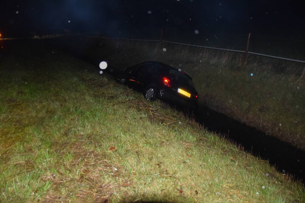 Auto in de sloot na ongeval