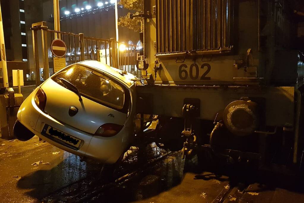 Goederentrein rijdt auto aan op bedrijventerrein Elzenburg