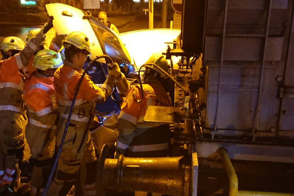 Goederentrein rijdt auto aan op bedrijventerrein Elzenburg