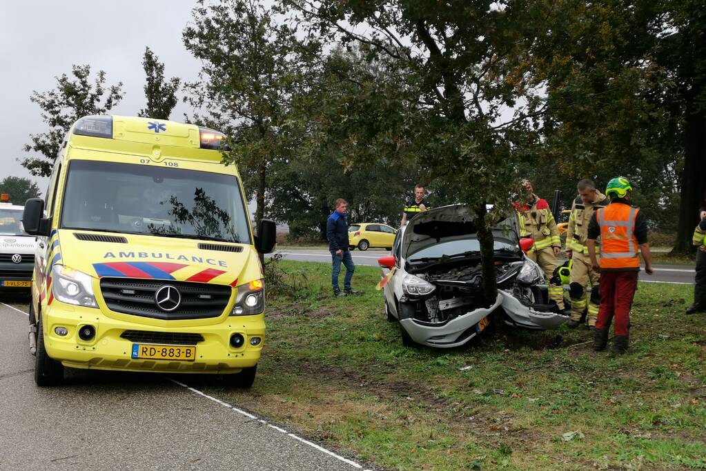 Auto tegen boom na uitwijkmanoeuvre bij ongeval