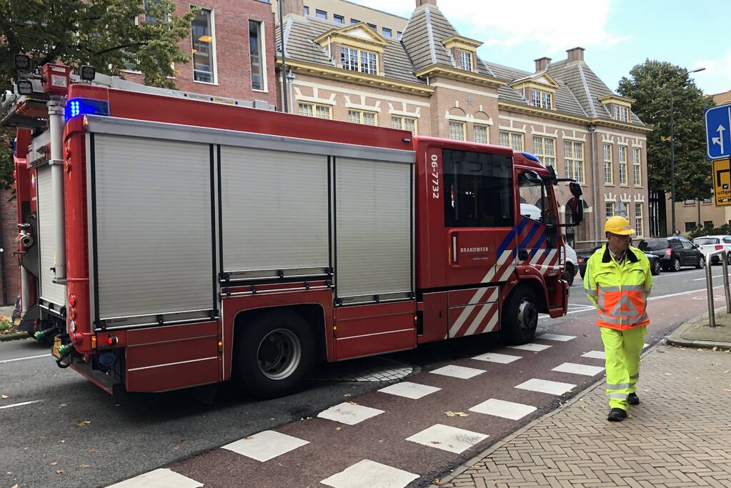 Rokende auto in parkeergarage