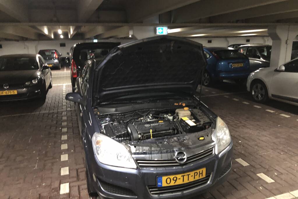 Rokende auto in parkeergarage