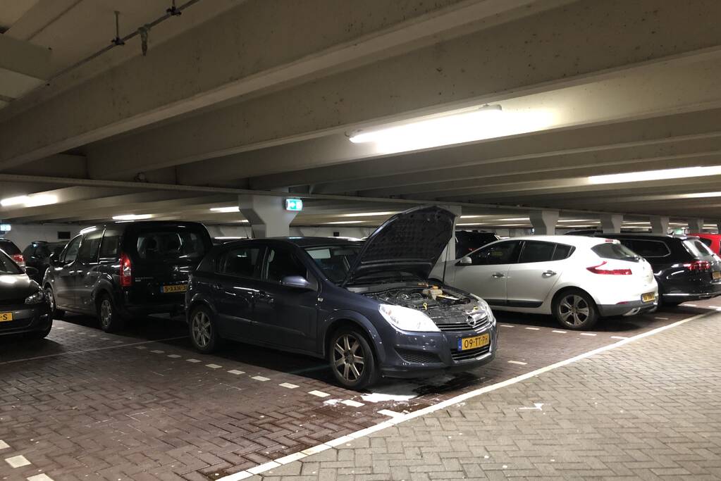Rokende auto in parkeergarage