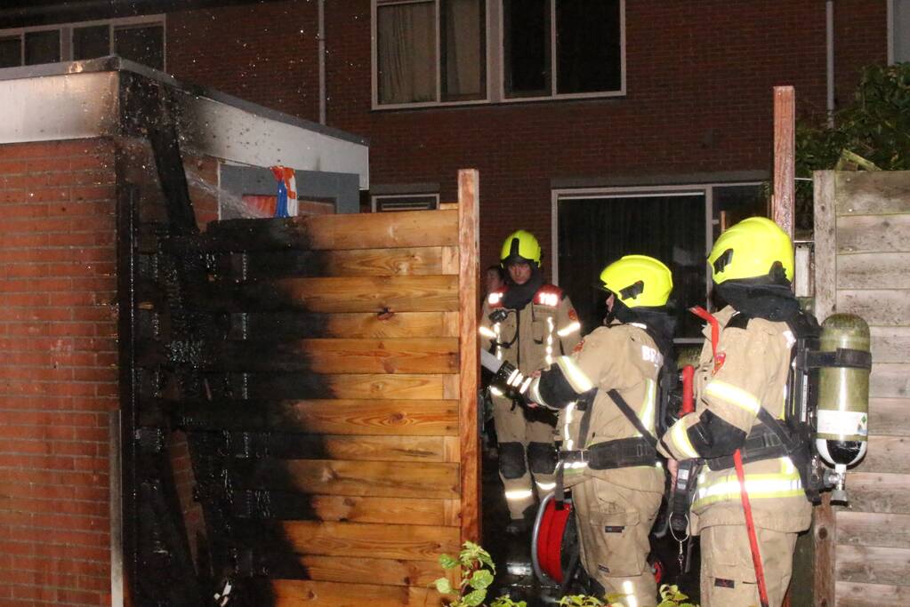 Auto met vloeistof besmeurd, schutting in brand gestoken