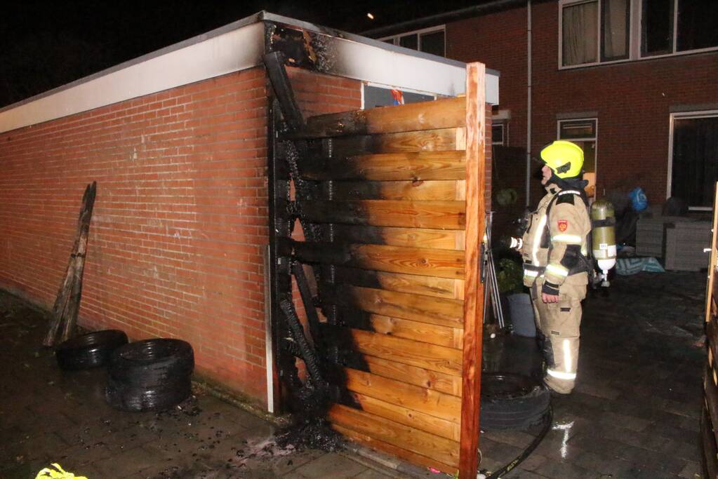 Auto met vloeistof besmeurd, schutting in brand gestoken