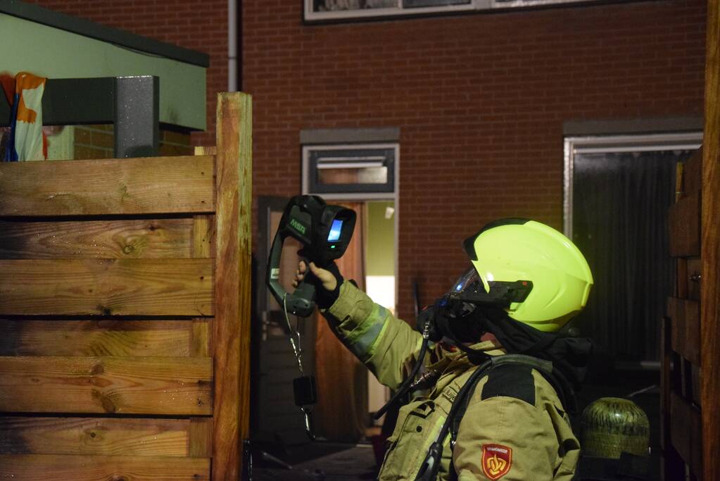 Auto met vloeistof besmeurd, schutting in brand gestoken