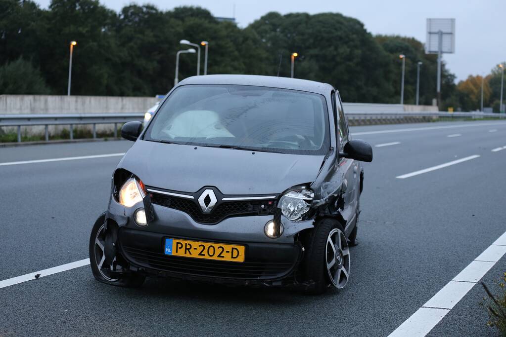 Twee auto's botsen op vangrail, snelweg afgesloten