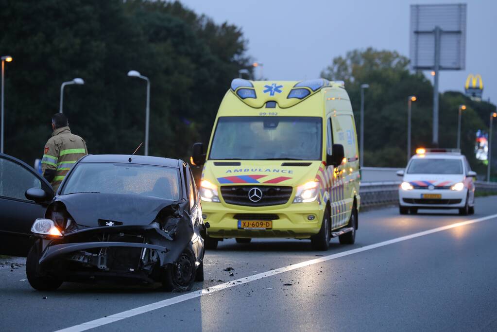 Twee auto's botsen op vangrail, snelweg afgesloten