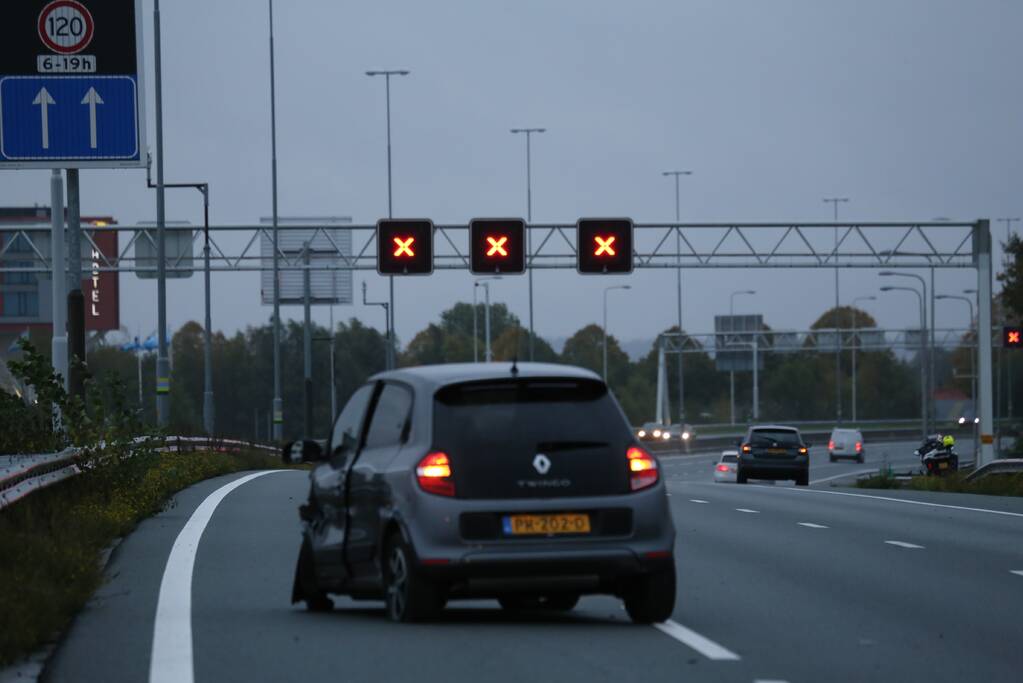 Twee auto's botsen op vangrail, snelweg afgesloten