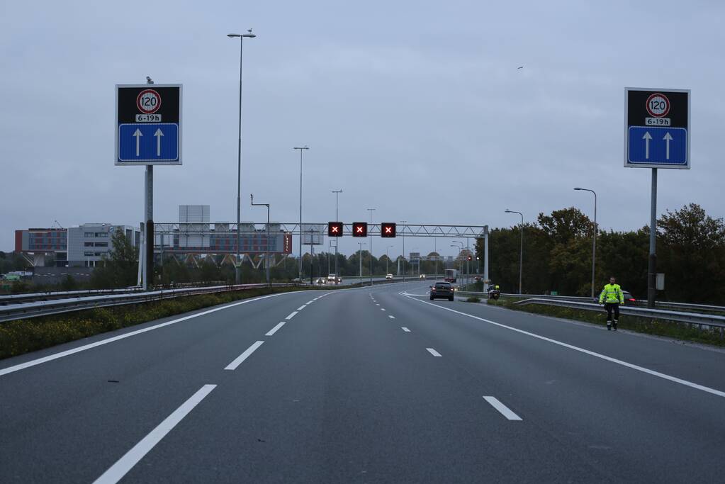 Twee auto's botsen op vangrail, snelweg afgesloten