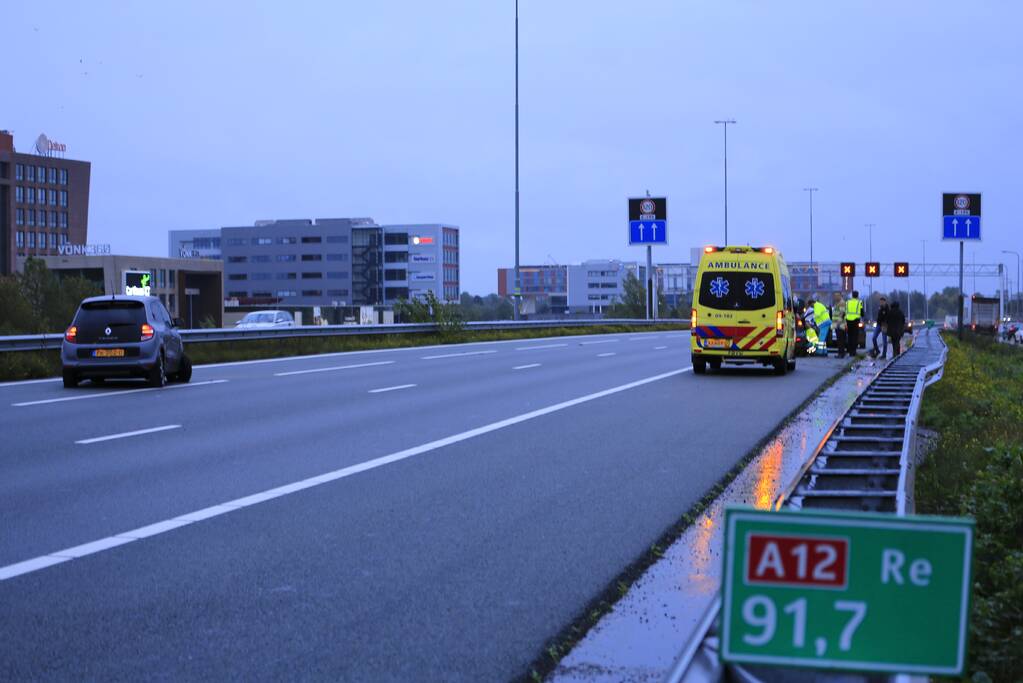Twee auto's botsen op vangrail, snelweg afgesloten