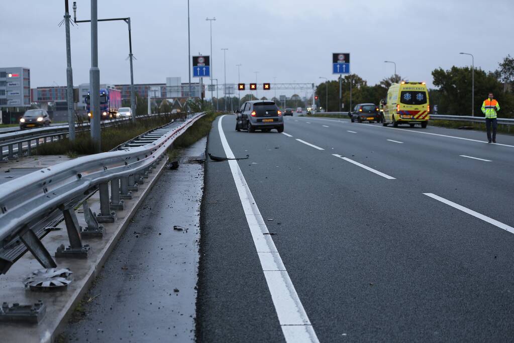Twee auto's botsen op vangrail, snelweg afgesloten