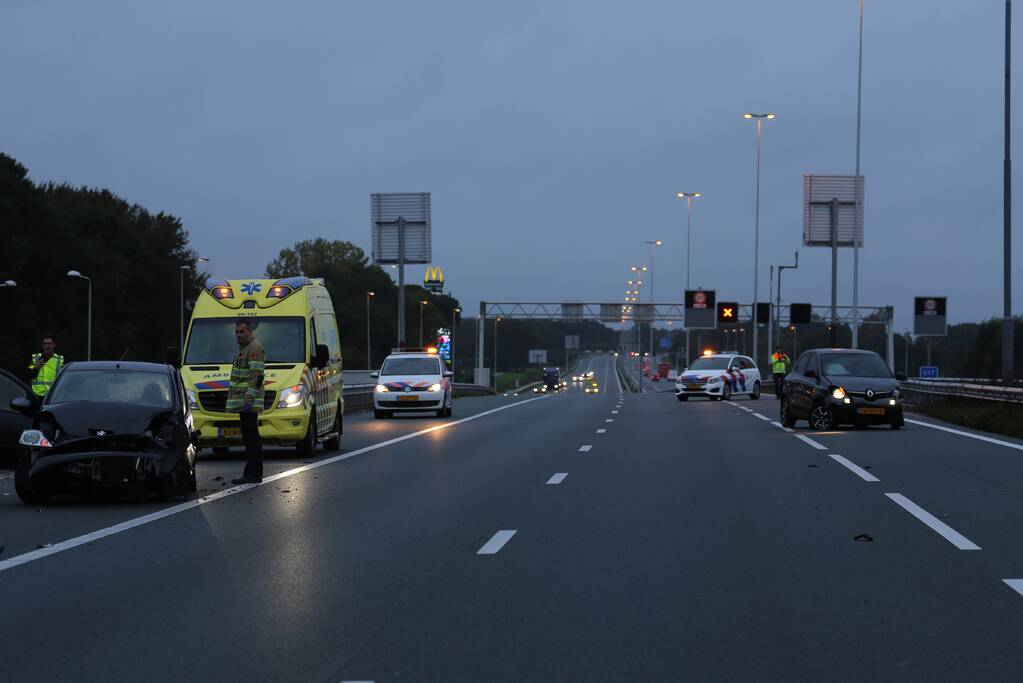Twee auto's botsen op vangrail, snelweg afgesloten