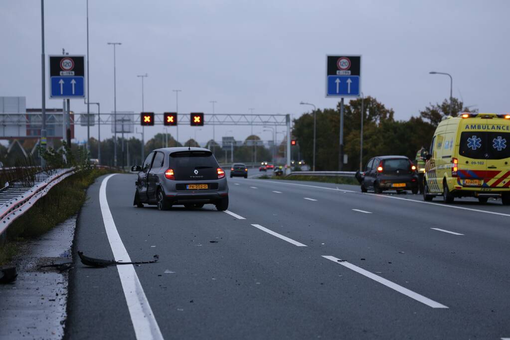 Twee auto's botsen op vangrail, snelweg afgesloten